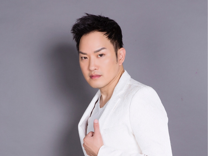 Ca sĩ hải ngoại Hoàng Phong đắt show tại Việt Nam