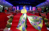 Hoa hậu Nguyễn Kim Nhung nhã nhặn và tinh tế trong tà áo dài chim công