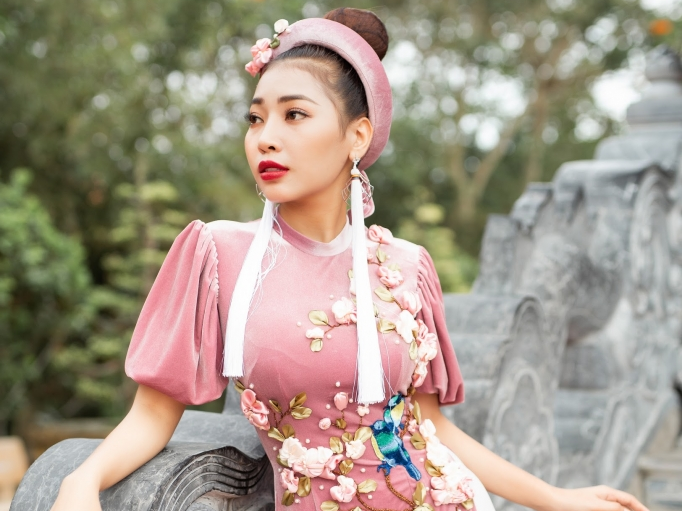 Linh Huỳnh đẹp rạng ngời trong bộ ảnh áo dài của NTK Nhật Dũng