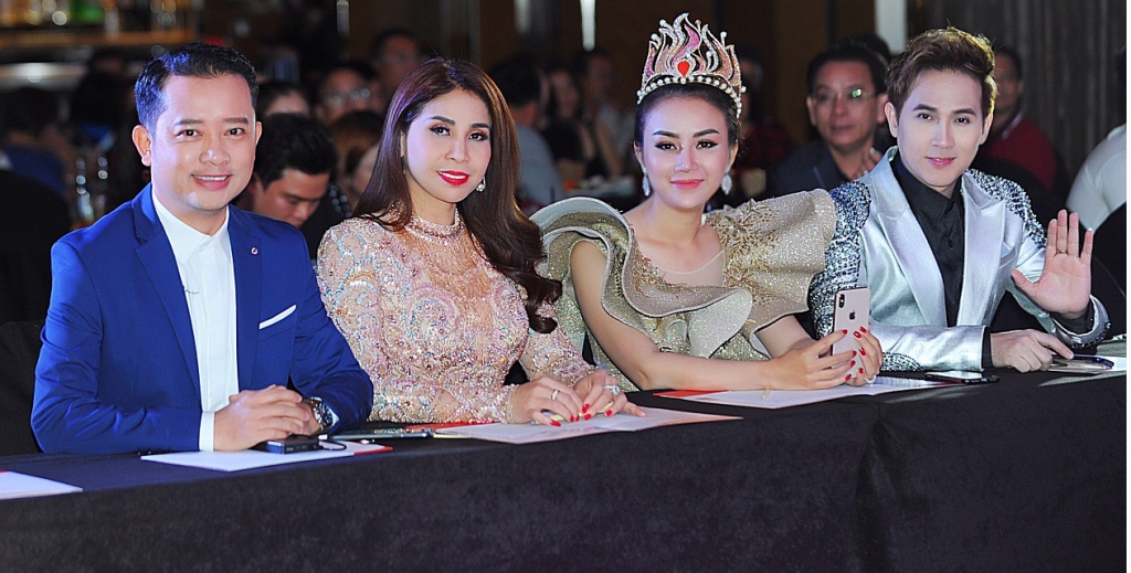 ca si nguyen vu cung ly huong va truong nhan sang uc ngoi ghe nong cuoc thi miss world business