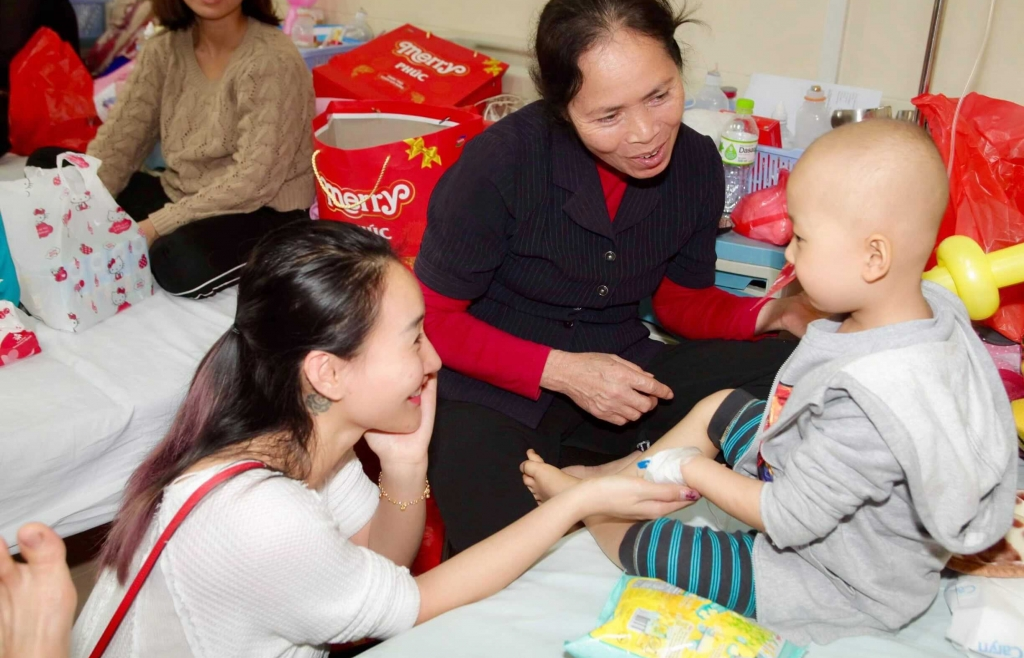 Valentines Vân Nguyễn cùng dàn mẫu nhí đến bệnh viện thăm những cảnh đời bị bệnh nan y