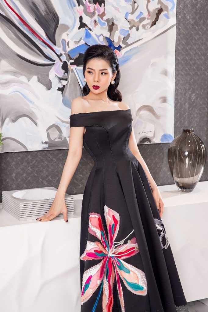 le quyen dep kieu sa trong trang phuc ho vai