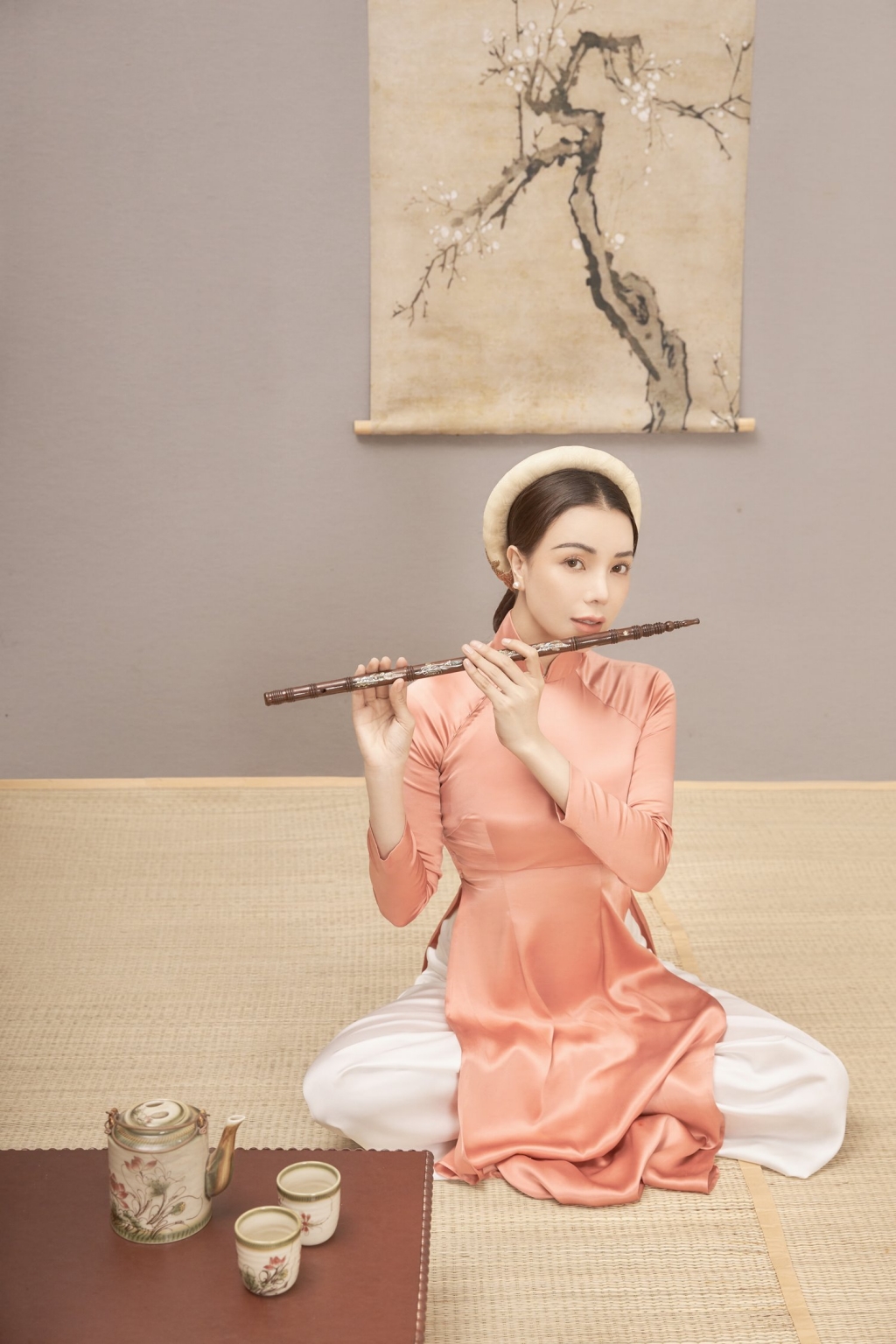 tra ngoc hang bien hoa voi ao dai truyen thong xinh dep nhu nang tho