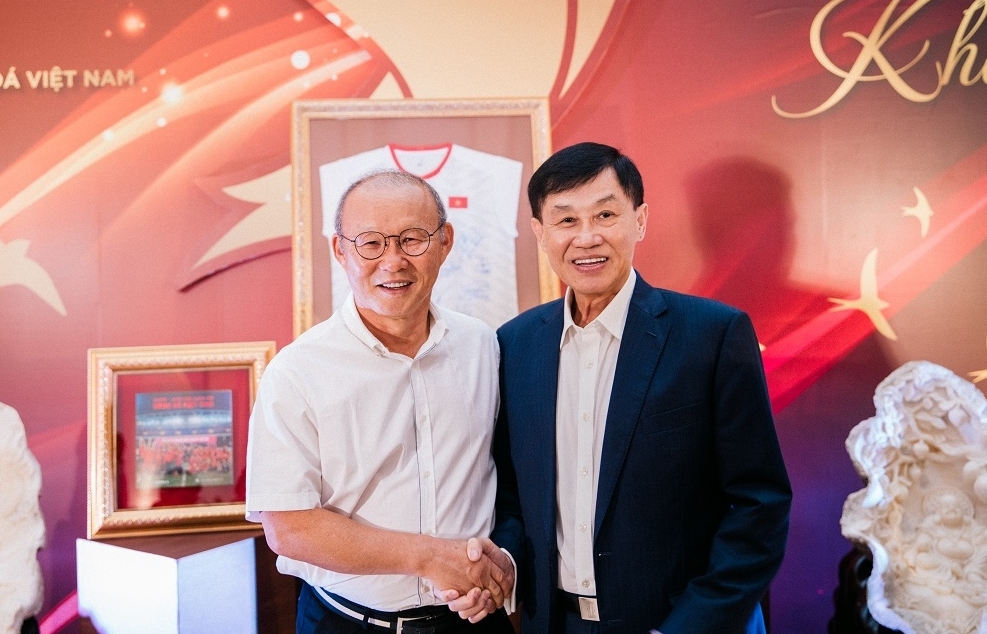'Vua' hàng hiệu Johnathan Hạnh Nguyễn và HLV Park Hang Seo chung tay tiếp sức quỹ học bổng Vừ A Dính