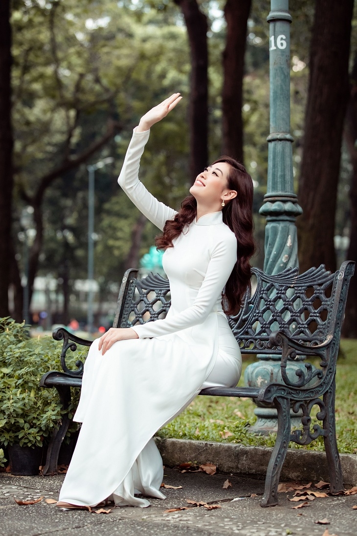 Hoa hậu Khánh Vân duyên dáng trong tà áo dài, dạo phố Sài ...