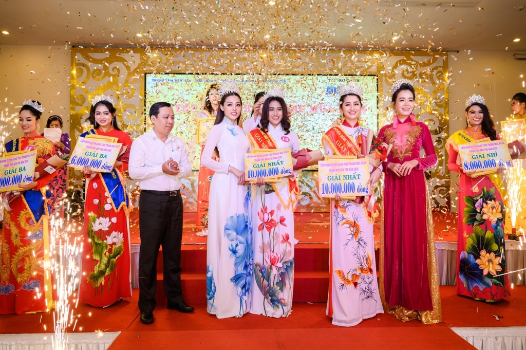 hoa hau tran phuong ha lam giam khao hoi thi duyen dang mua xuan tinh ben tre