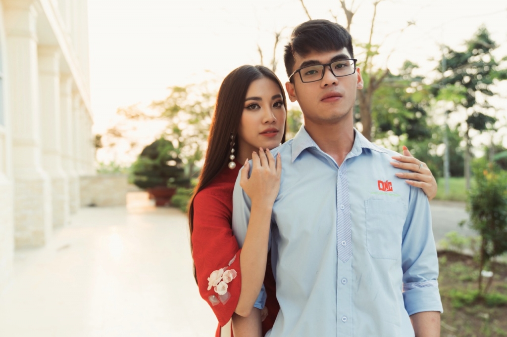 a hau kim duyen phu gia dinh ban com xuc dong gap lai gia dinh ngay tro ve que nha