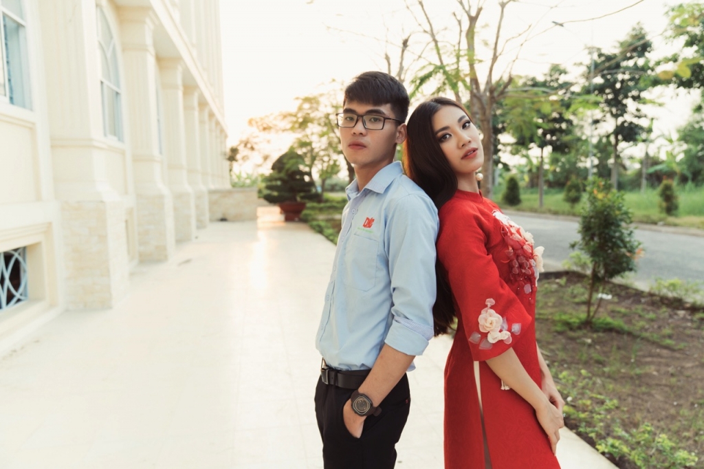 a hau kim duyen phu gia dinh ban com xuc dong gap lai gia dinh ngay tro ve que nha