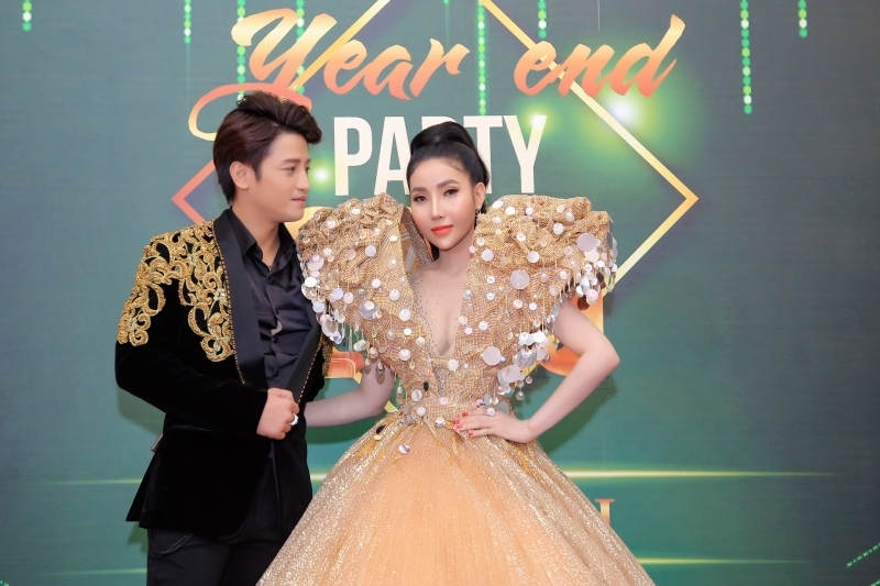 a hau thanh tuyen tro tai ca hat khoe duong cong nong bong