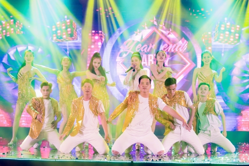 a hau thanh tuyen tro tai ca hat khoe duong cong nong bong