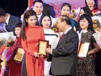 Hoa hậu Dương Yến Nhung được Thủ tướng Nguyễn Xuân Phúc trao bằng khen ý nghĩa ngày Tết