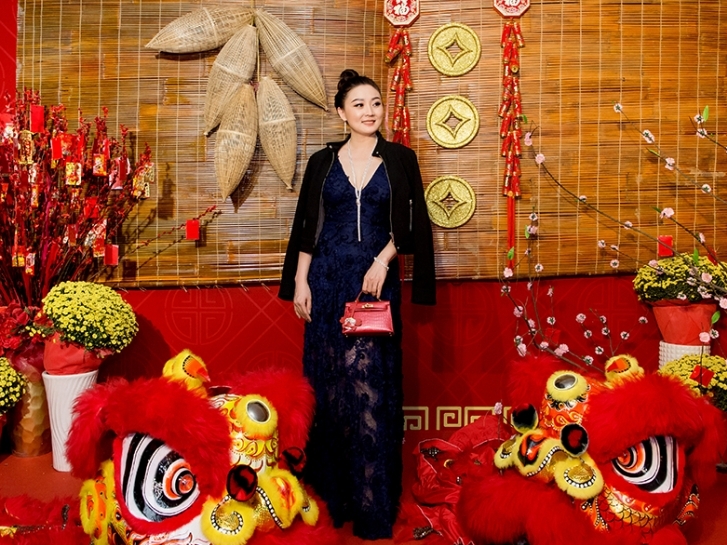 Diện áo trang phục dạ tiệc Tết duyên dáng như Hoa hậu Kim Nhung
