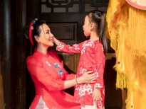 Hoa hậu Châu Ngọc Bích đẹp mong manh trong bộ ảnh áo dài đầu năm cùng con gái