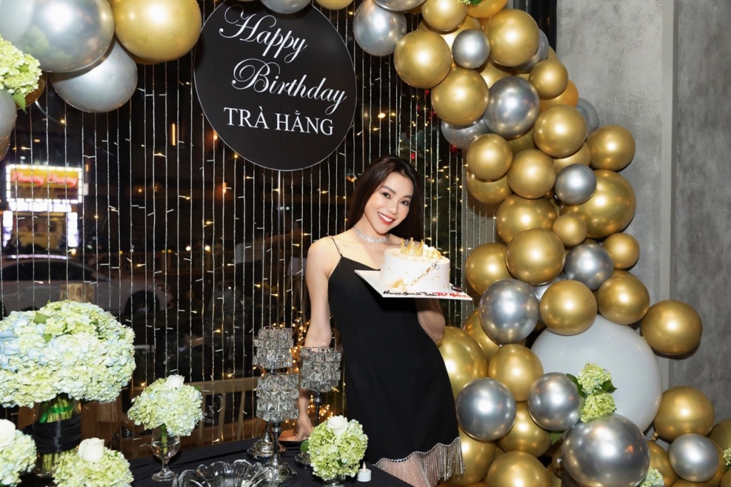 Trà Ngọc Hằng đón sinh nhật trước thềm năm mới cùng con gái và hội bạn thân lâu năm
