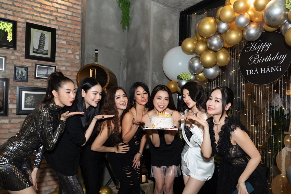 Trà Ngọc Hằng đón sinh nhật trước thềm năm mới cùng con gái và hội bạn thân lâu năm