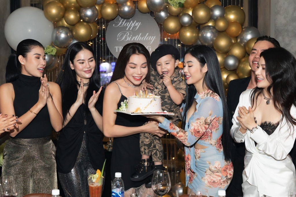 Trà Ngọc Hằng đón sinh nhật trước thềm năm mới cùng con gái và hội bạn thân lâu năm