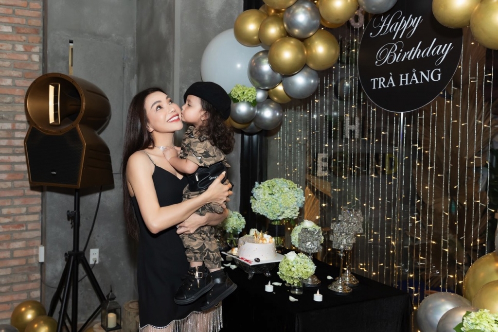 Trà Ngọc Hằng đón sinh nhật trước thềm năm mới cùng con gái và hội bạn thân lâu năm