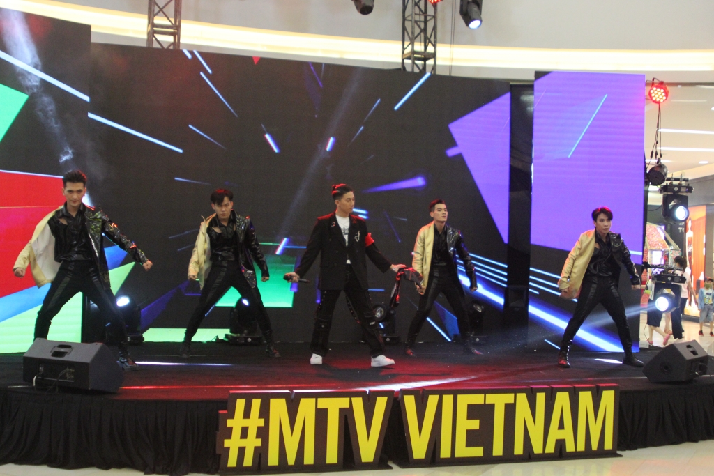 Giới trẻ Sài Gòn mãn nhãn với những màn biểu diễn cực chất tại MTV Connection