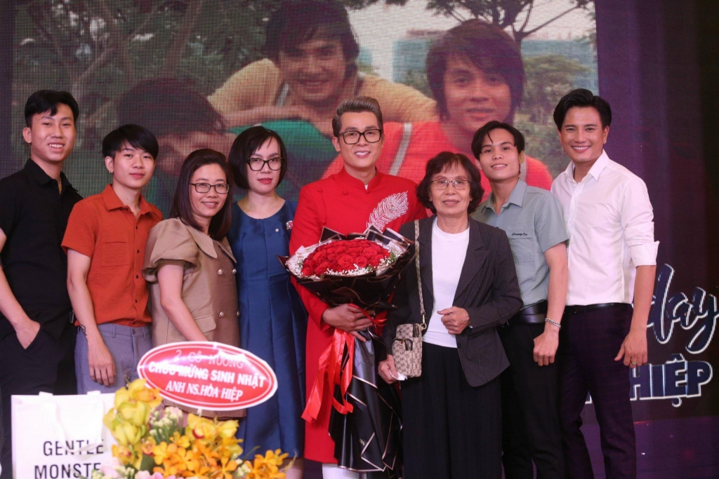 Hòa Hiệp tổ chức sinh nhật quyên góp ủng hộ miền Trung