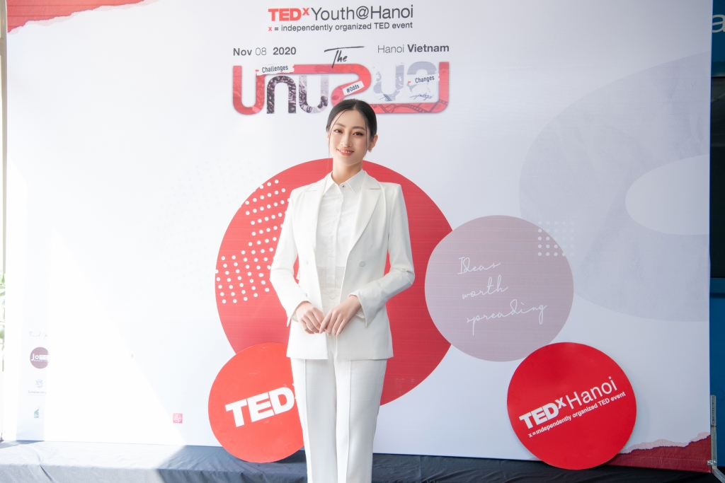 Diễn thuyết bằng tiếng Anh, Lương Thùy Linh kể về ước mơ trở thành người mẫu Victoria’s Secret