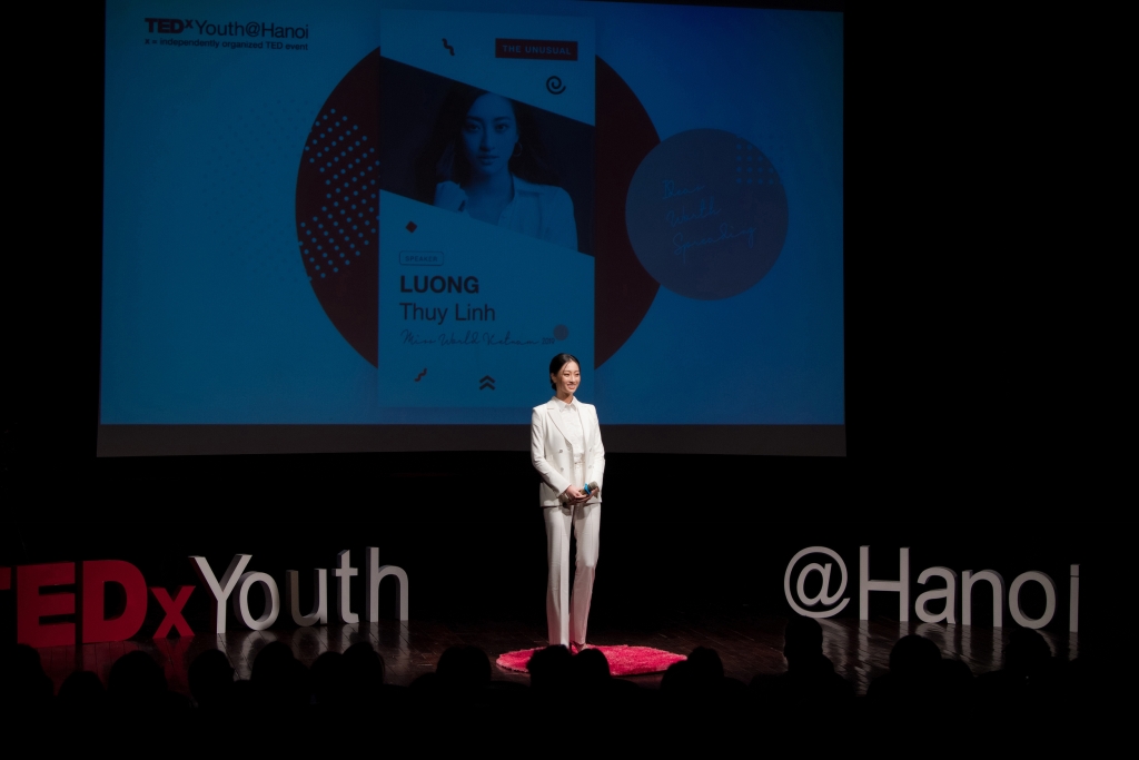 Diễn thuyết bằng tiếng Anh, Lương Thùy Linh kể về ước mơ trở thành người mẫu Victoria’s Secret