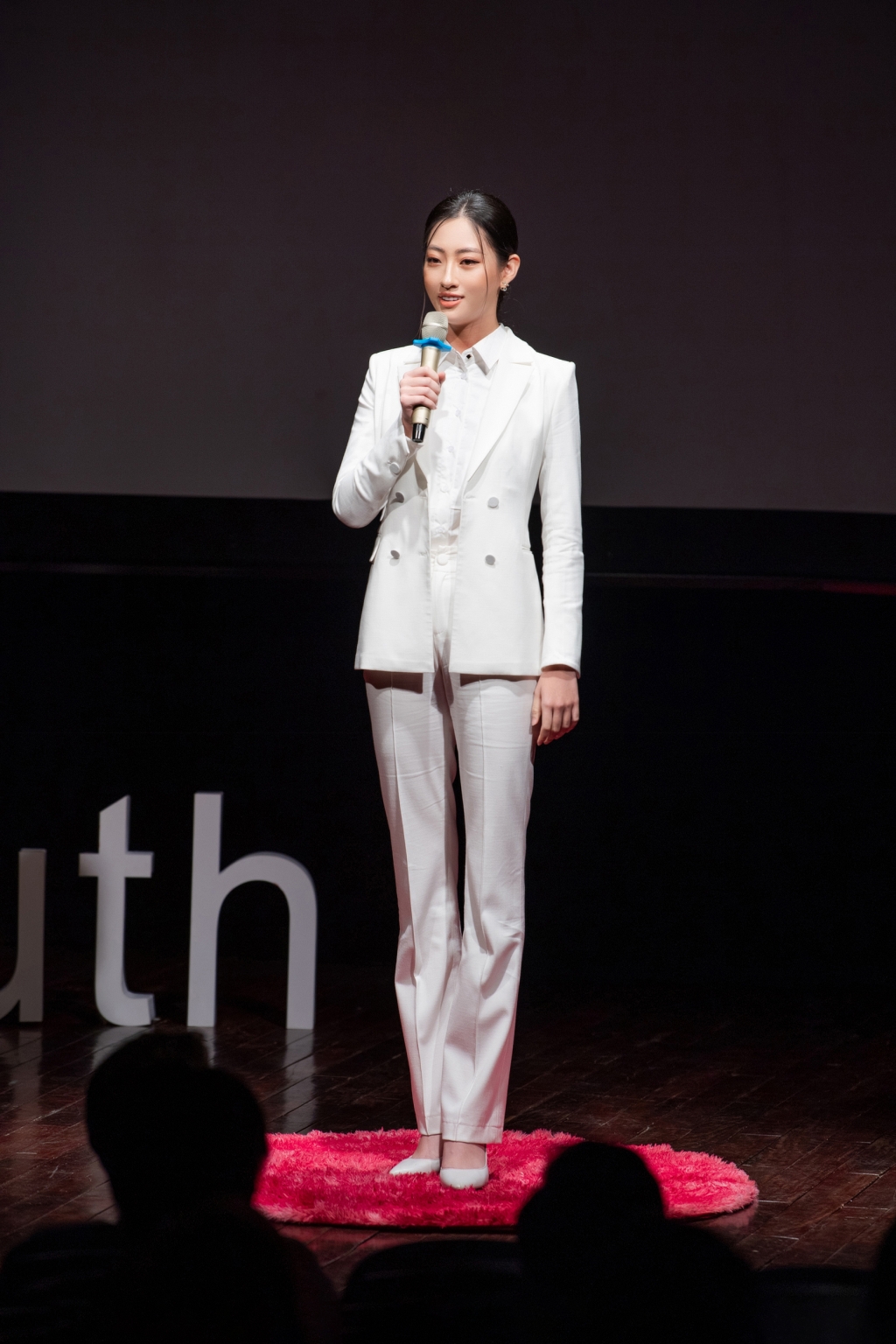 Diễn thuyết bằng tiếng Anh, Lương Thùy Linh kể về ước mơ trở thành người mẫu Victoria’s Secret