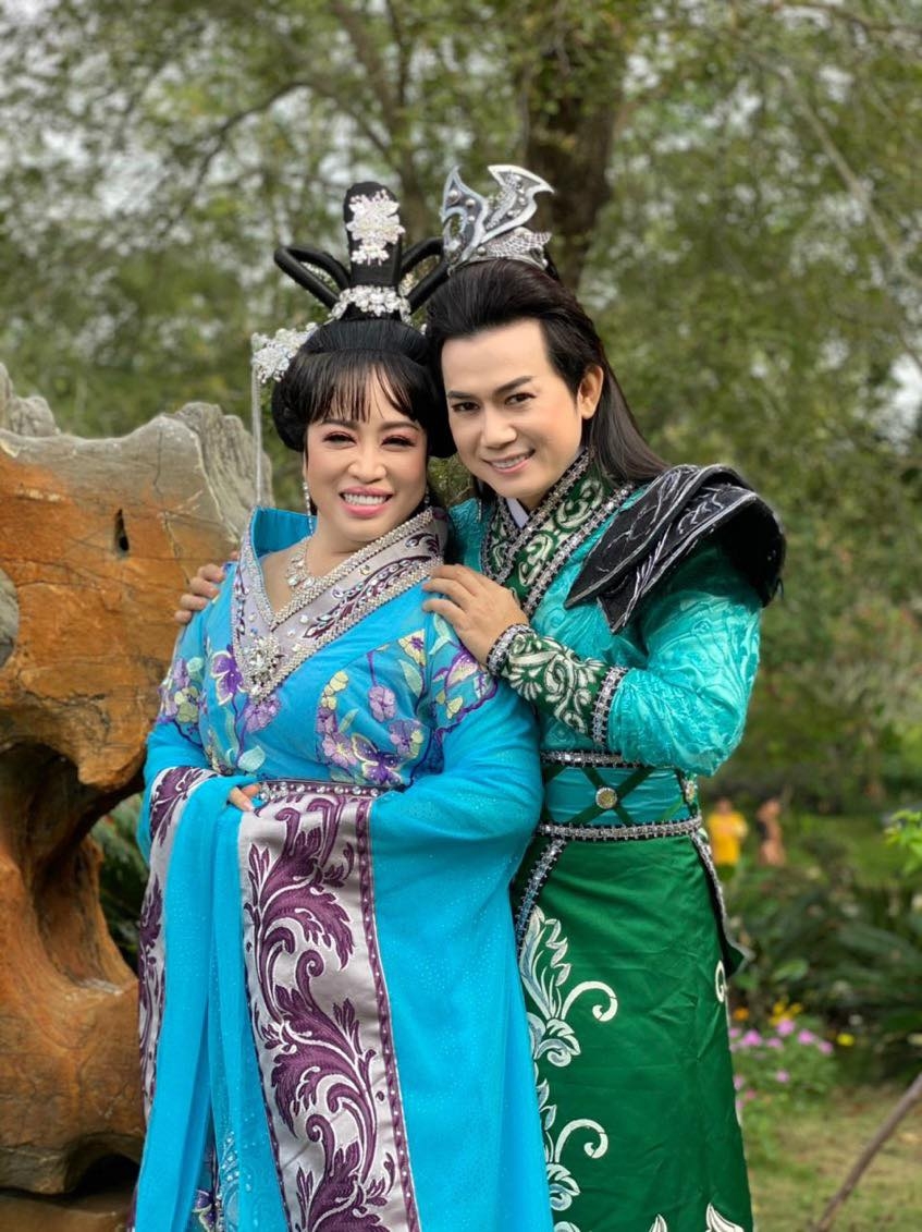 Dù bị chấn thương chân, Quán quân 'Sao nối ngôi' Bình Tinh vẫn ra mắt 2 phim video cải lương