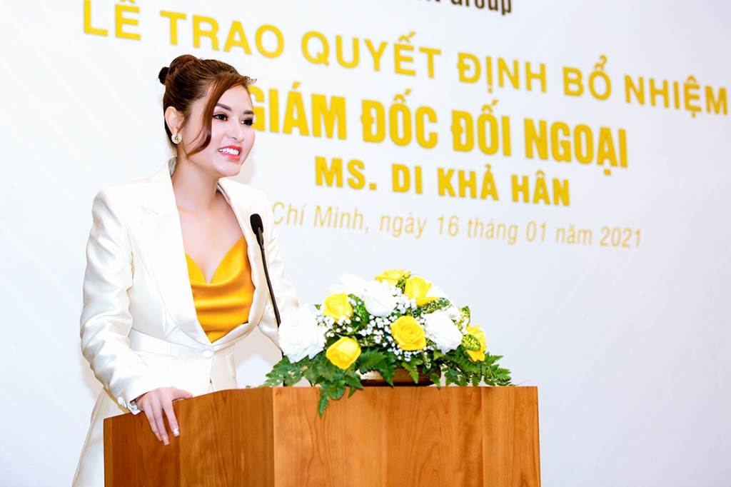 Hoa hậu Di Khả Hân đeo đồng hồ nửa tỉ đi nhận chức giám đốc