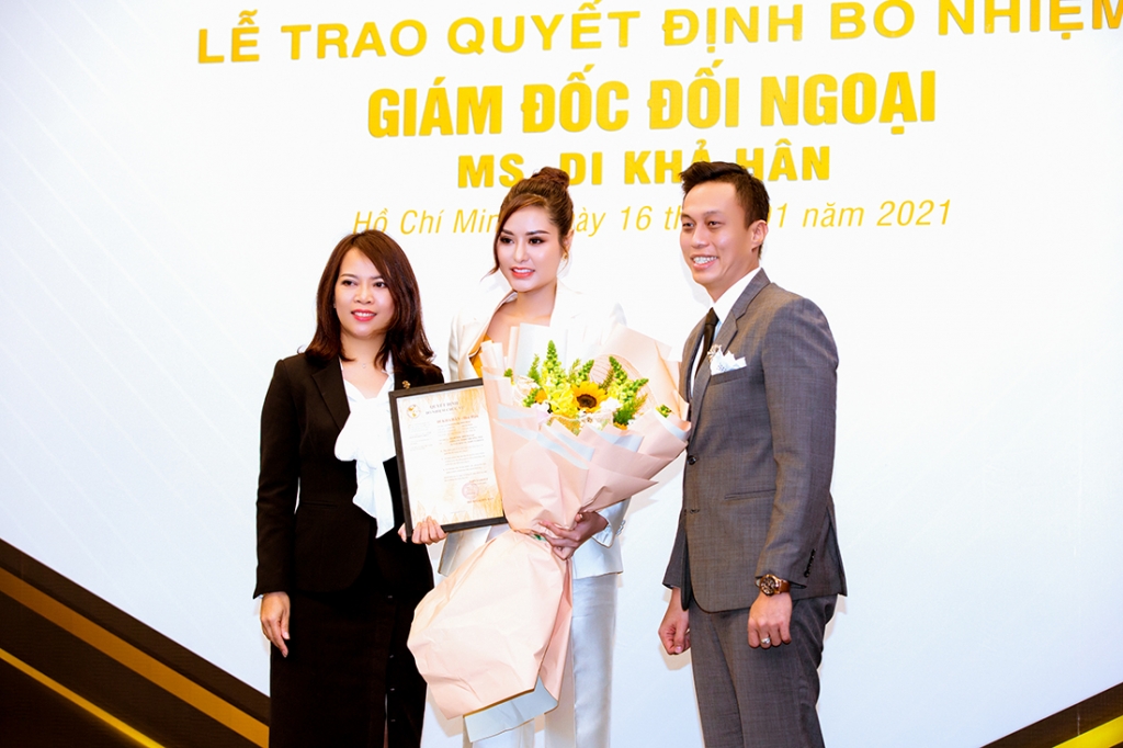 Hoa hậu Di Khả Hân đeo đồng hồ nửa tỉ đi nhận chức giám đốc