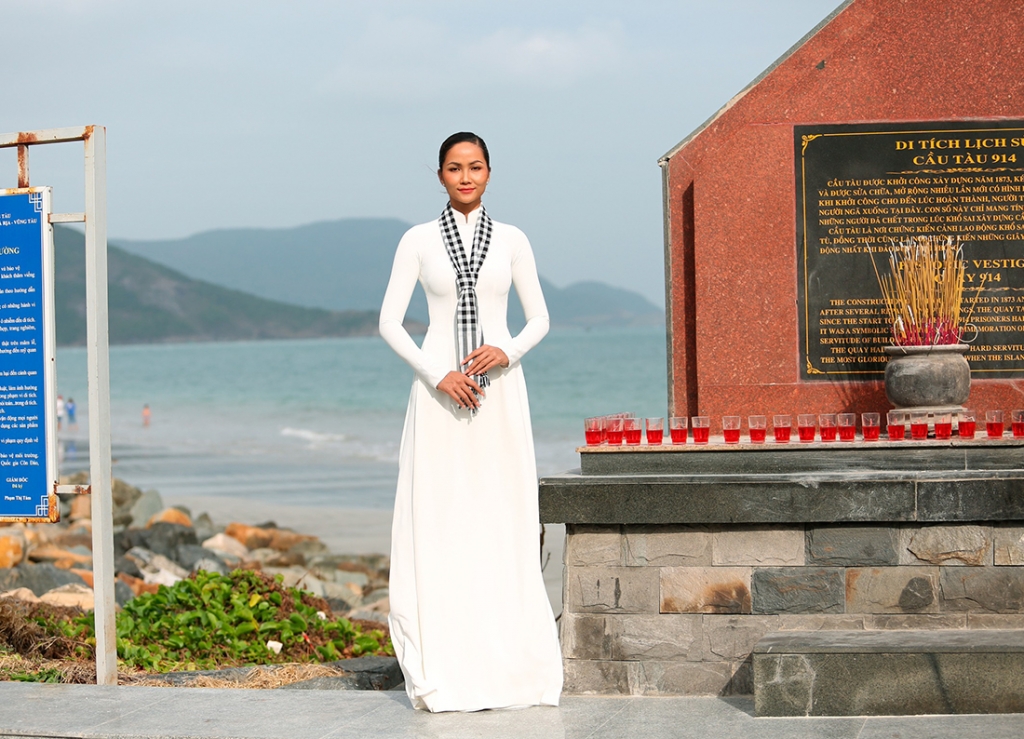 Hoa hậu H’Hen Niê xúc động, tri ân các anh hùng chiến sĩ tại Côn Đảo