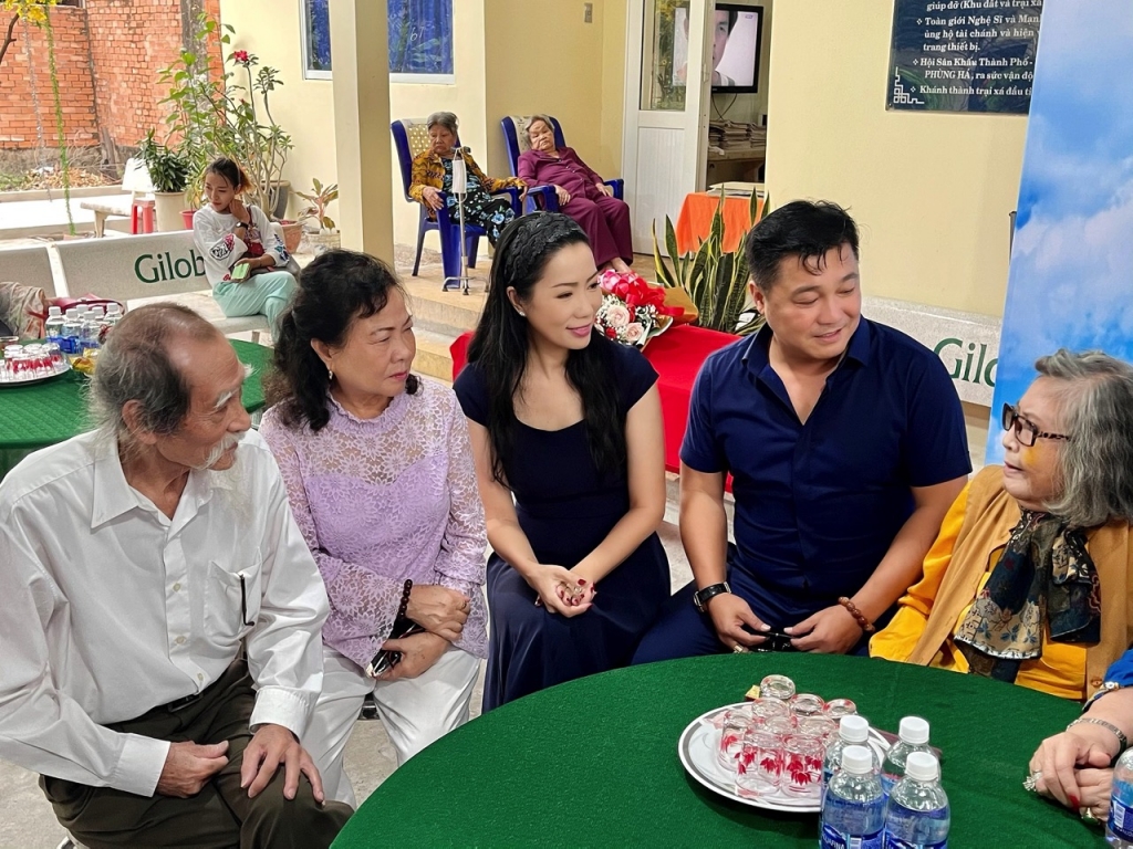 NSƯT Trịnh Kim Chi cùng gia đình cố NSND Lý Huỳnh làm lễ bàn giao công trình khu dưỡng lão nghệ sĩ