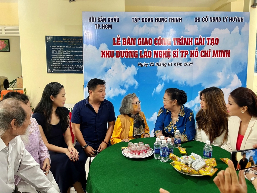 NSƯT Trịnh Kim Chi cùng gia đình cố NSND Lý Huỳnh làm lễ bàn giao công trình khu dưỡng lão nghệ sĩ