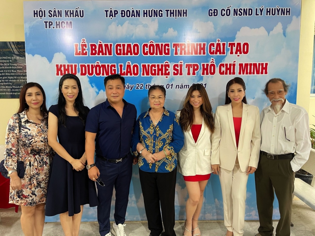 NSƯT Trịnh Kim Chi cùng gia đình cố NSND Lý Huỳnh làm lễ bàn giao công trình khu dưỡng lão nghệ sĩ