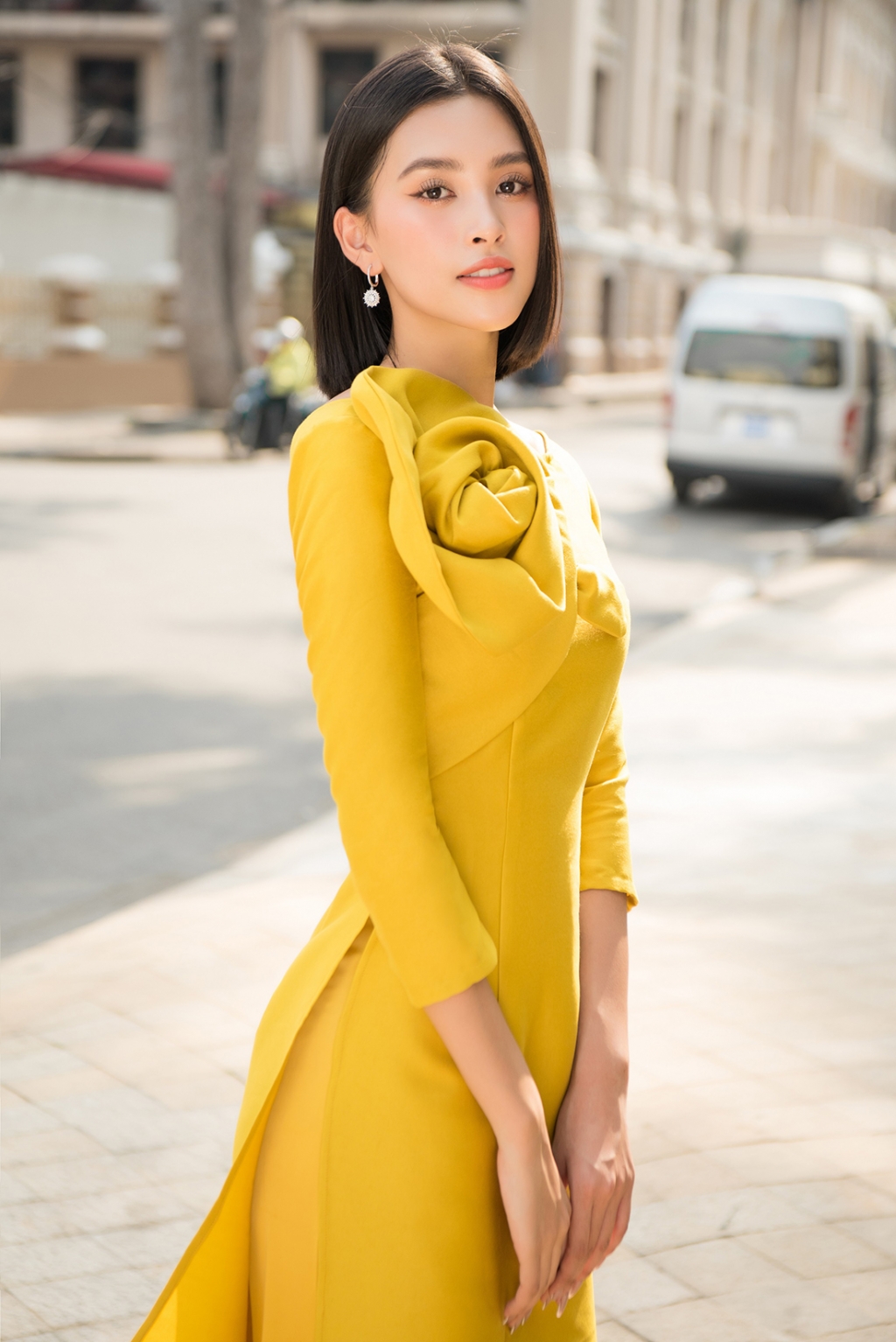 Tóc ngắn diện áo dài, Tiểu Vy xinh tươi cạnh Hoa hậu Đỗ Mỹ Linh