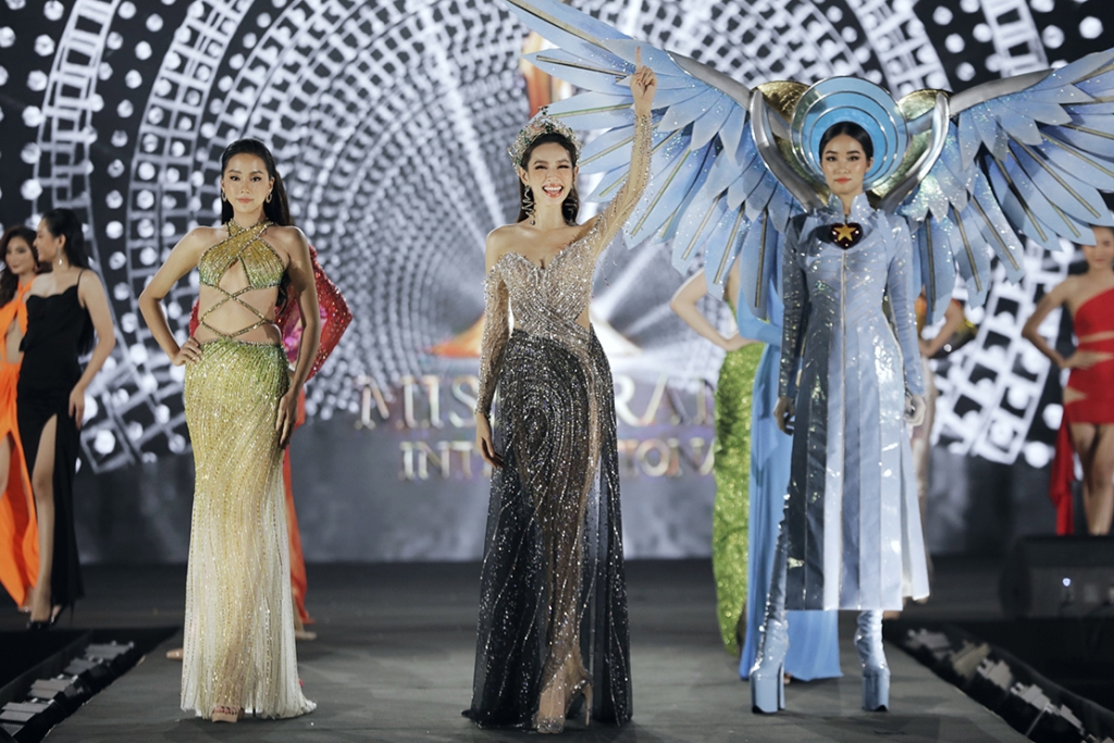 Hoa hậu Hòa bình quốc tế 2021 Thùy Tiên xúc động trong buổi diễu hành chào đón