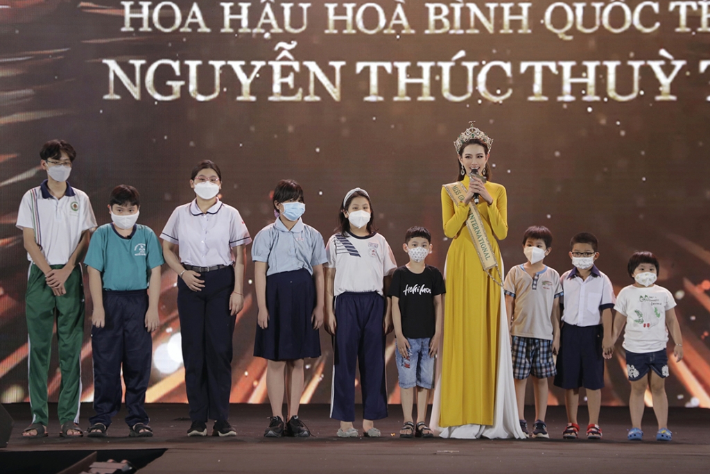 Hoa hậu Hòa bình quốc tế 2021 Thùy Tiên xúc động trong buổi diễu hành chào đón