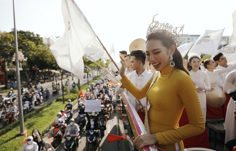 Hoa hậu Hòa bình Quốc tế 2021 Thùy Tiên nghẹn ngào trong buổi diễu hành chào đón