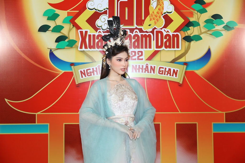 Á hậu Ngọc Thảo đọ sắc cùng tiểu mỹ nhân Bảo Ngọc tại Táo Xuân 2022
