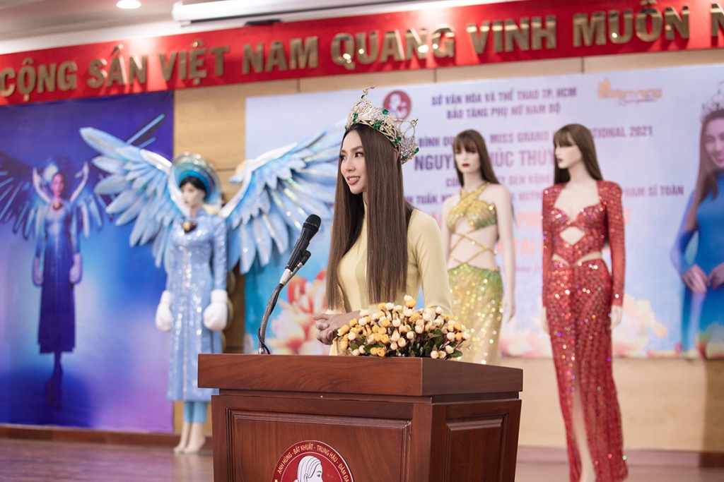 Hoa hậu Thùy Tiên trao tặng trang phục dự thi quốc tế MGI cho Bảo tàng Phụ nữ Nam bộ
