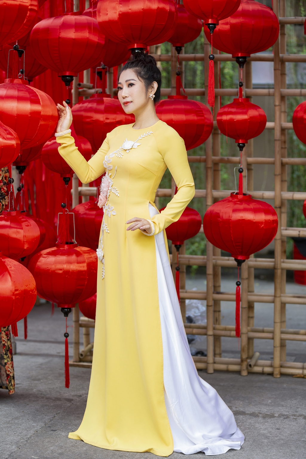 Kim Phượng cực nữ tính trong bộ ảnh áo dài khoe sắc đón Xuân