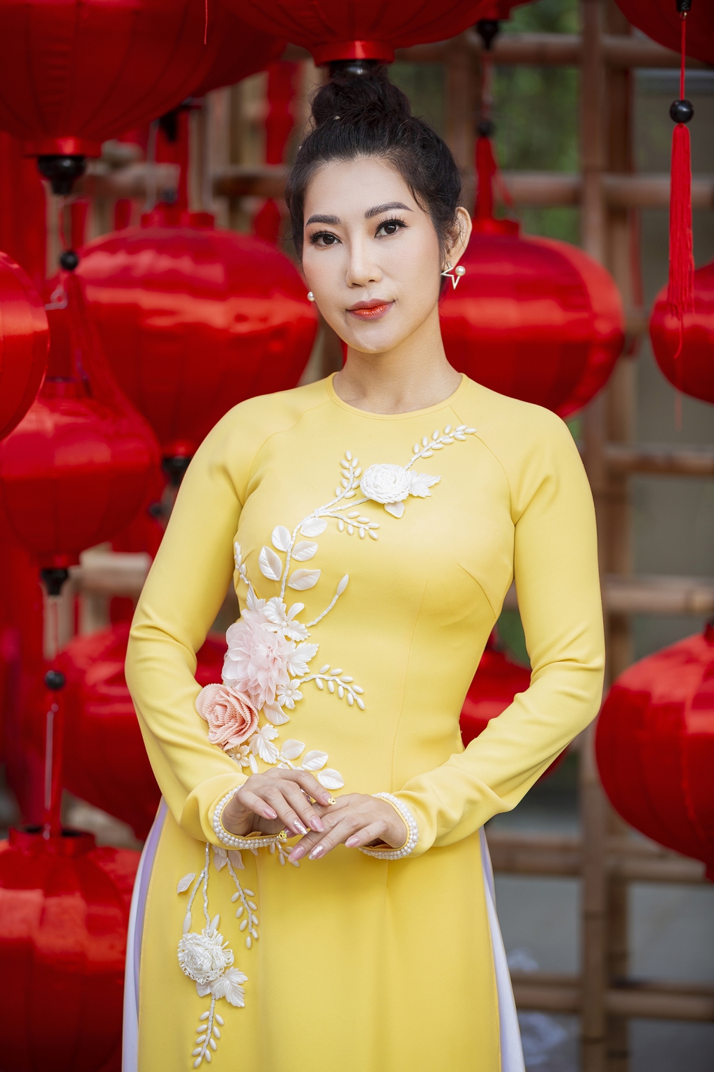 Kim Phượng cực nữ tính trong bộ ảnh áo dài khoe sắc đón Xuân
