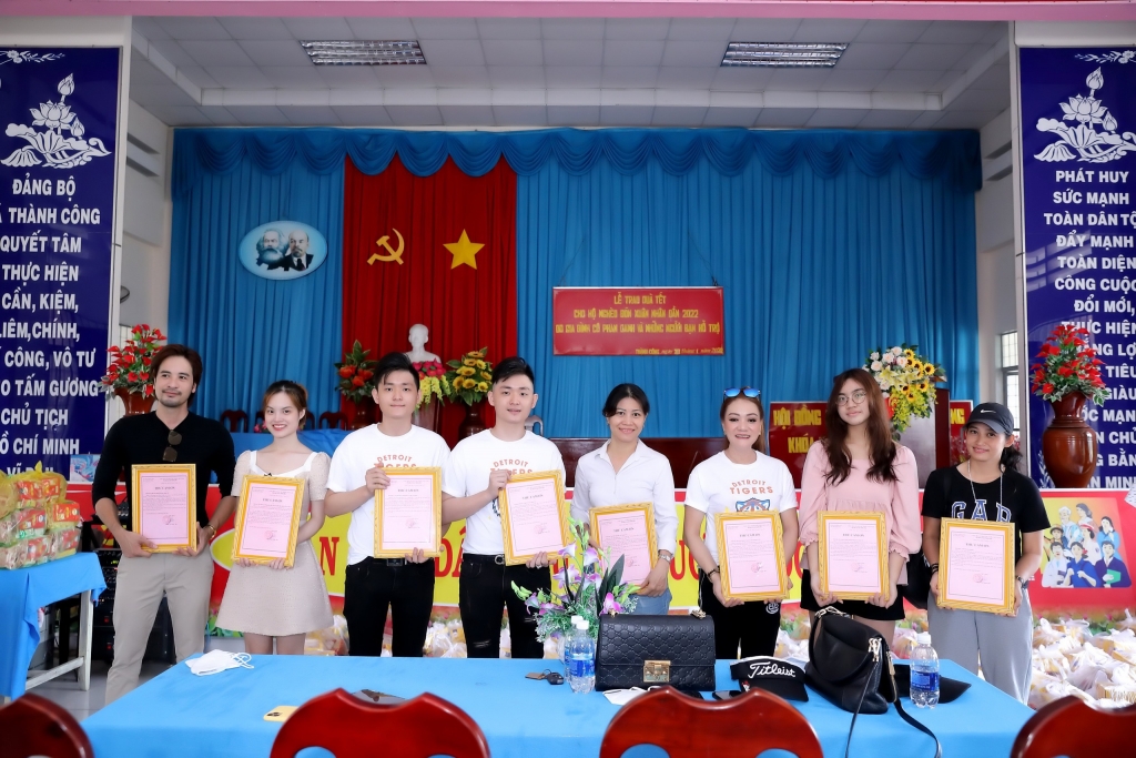 Diễn viên Đoàn Minh Tài, ca sĩ Sunny Đan Ngọc và NTK Oanh Phan mang Tết ấm áp cho người nghèo