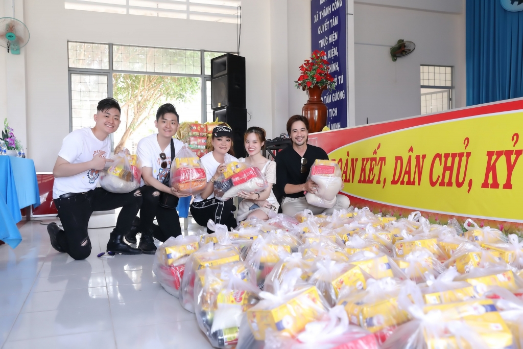 Diễn viên Đoàn Minh Tài, ca sĩ Sunny Đan Ngọc và NTK Oanh Phan mang Tết ấm áp cho người nghèo