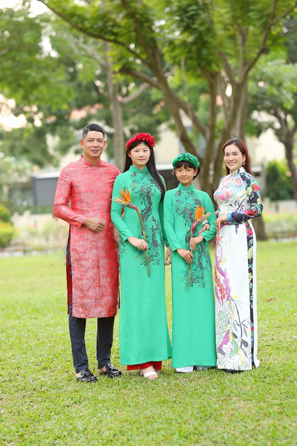 Gia đình Bình Minh du xuân sớm trong trang phục áo dài