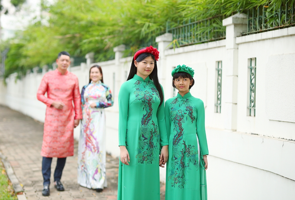 Gia đình Bình Minh du xuân sớm trong trang phục áo dài
