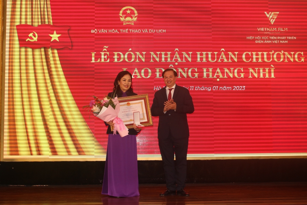 TS Ngô Phương Lan nhận Huân chương lao động hạng Nhì