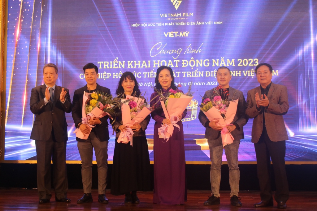 TS Ngô Phương Lan nhận Huân chương lao động hạng Nhì