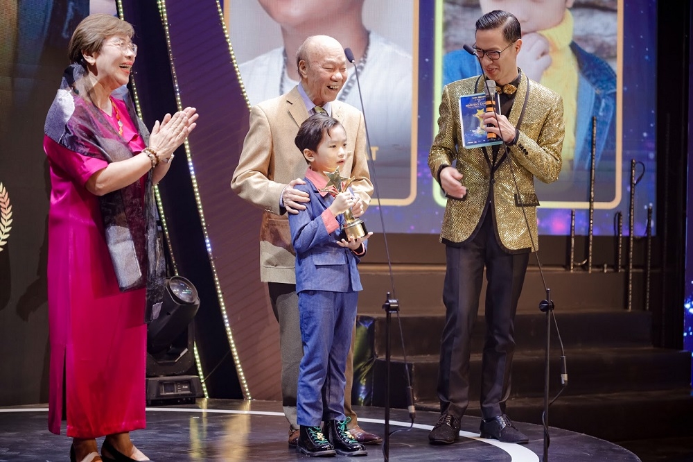Thuận Nguyễn và Hoàng Hà nhận giải diễn viên phụ xuất sắc nhất Ngôi Sao Xanh 2022