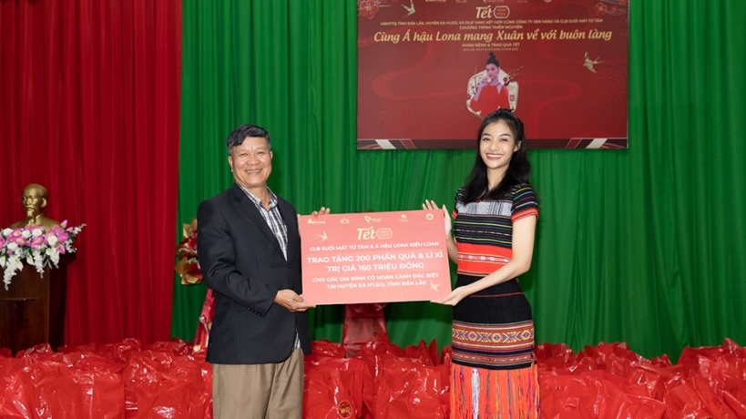 Ca sĩ Lona hóa thành thành cô gái Ê Đê, trao quà Tết cho bà con tại Đắk Lắk