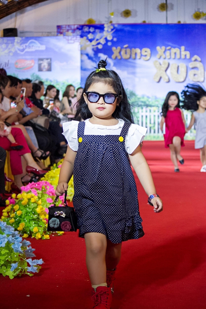 xung xinh xuan dan mau nhi starkids hoa bup be mua xuan long lay tren san catwalk